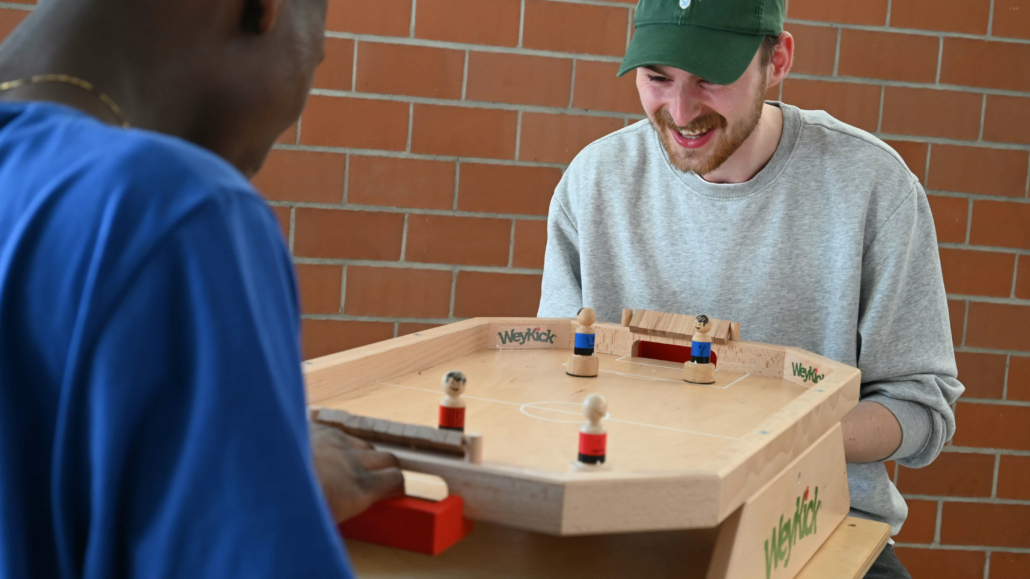 WeyKick Stadion 7500 - 4 Fußballspieler und 2 Bälle-WeyKick