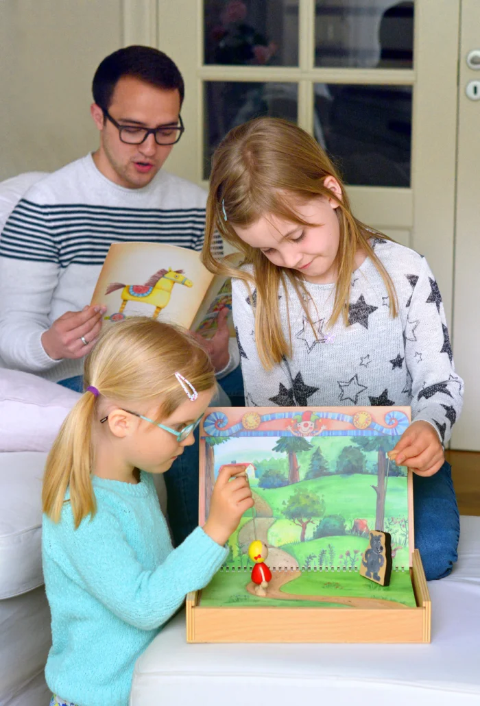 Das kleine Buchtheater 245 - Geschichtenbuch, 12 Bühnenbilder, 7 Holzfiguren-WeyKick