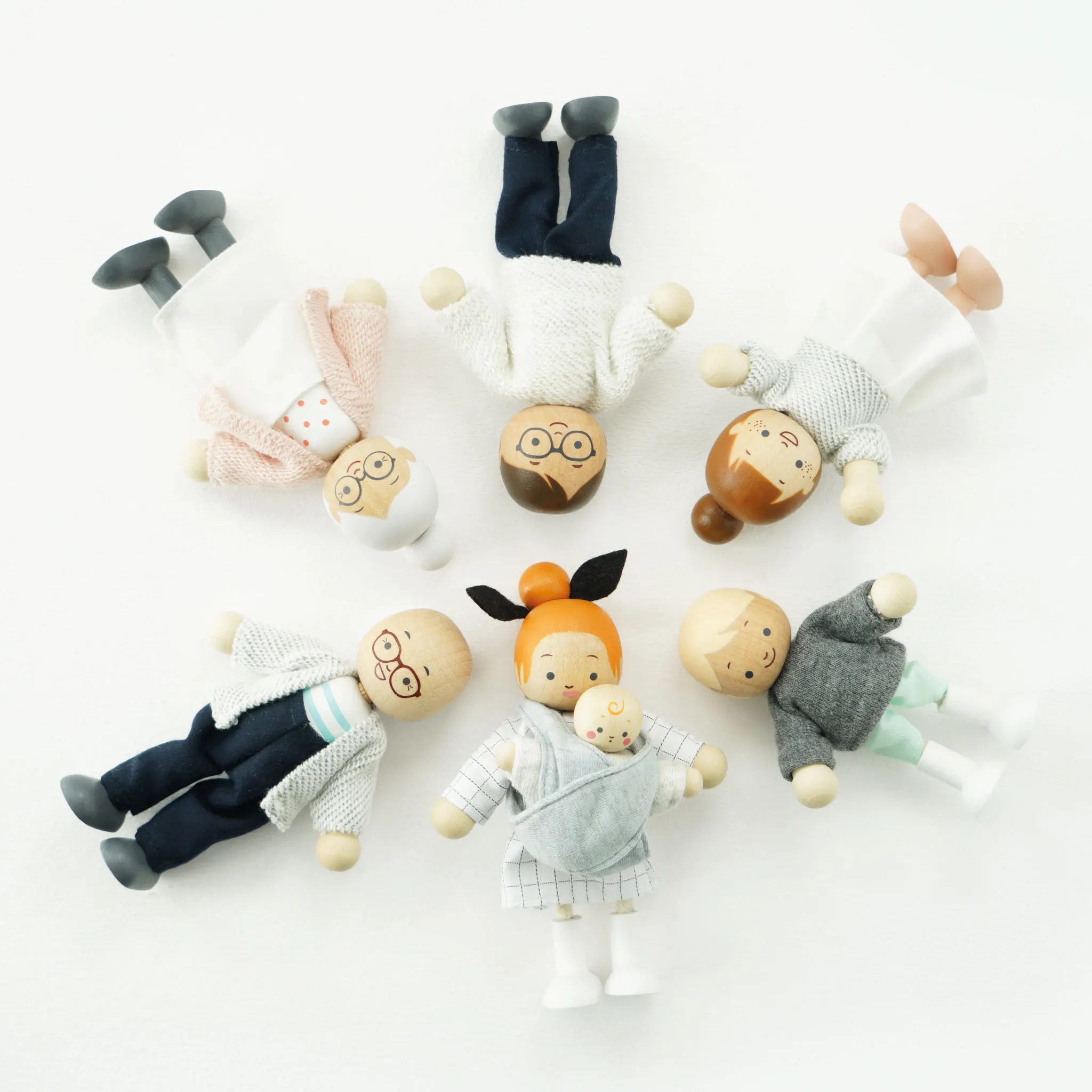 Meine Familie / Dolls House Family - 7 Piece (New Look)-Le Toy Van (LTV)