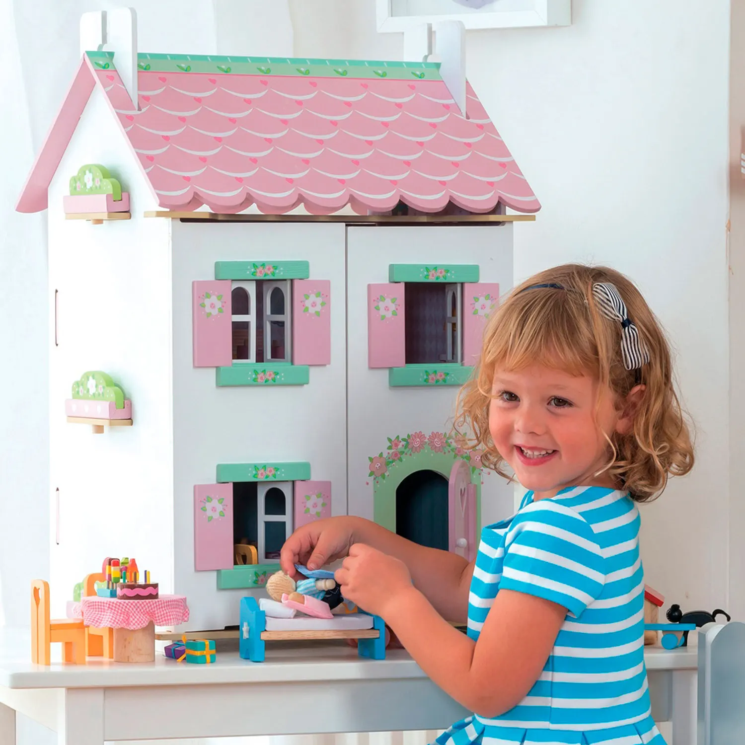 Sweetheart Häuschen (mit Möbeln) / Sweetheart Cottage (inclusive Furniture)-Le Toy Van (LTV)
