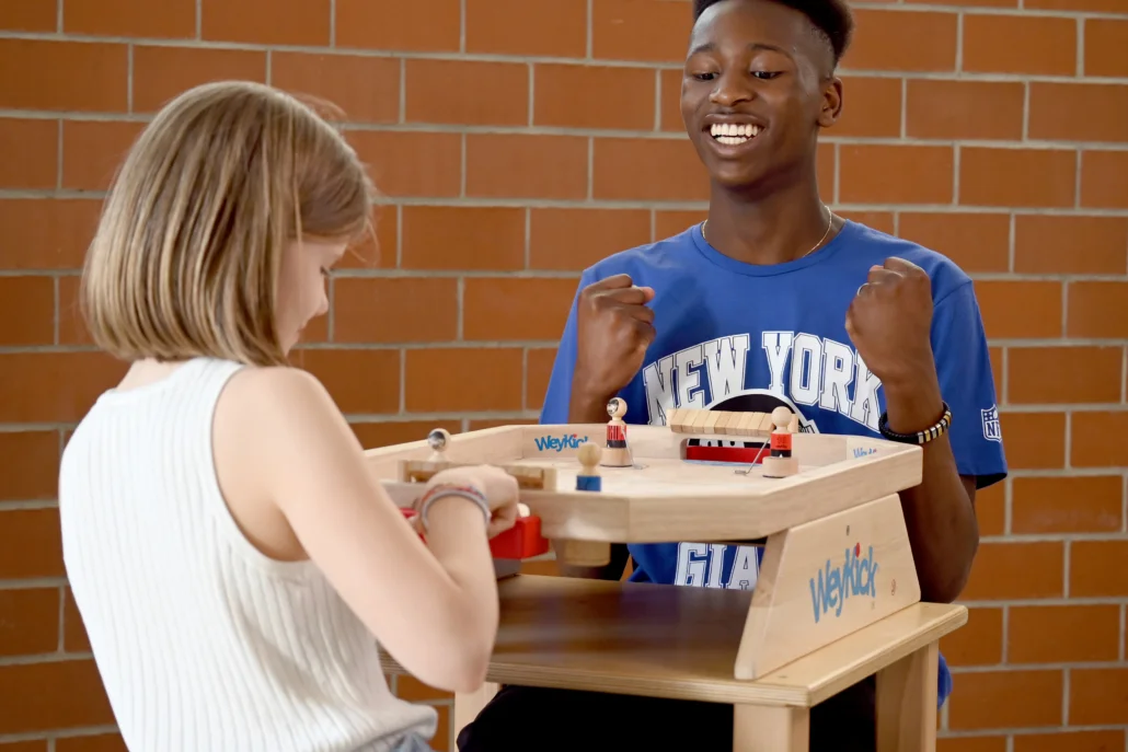 WeyKick on Ice Stadion 8500 - 4 Eishockeyspielern, 4 Pucks und 1 Flakon Puder-WeyKick