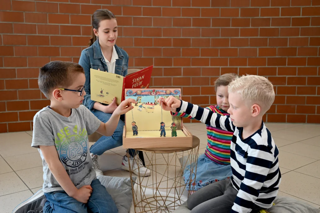 Ergänzungsset Sinan und Felix 240 - Buch, 9 Bühnenbilder, 3 Figuren aus Holz-WeyKick