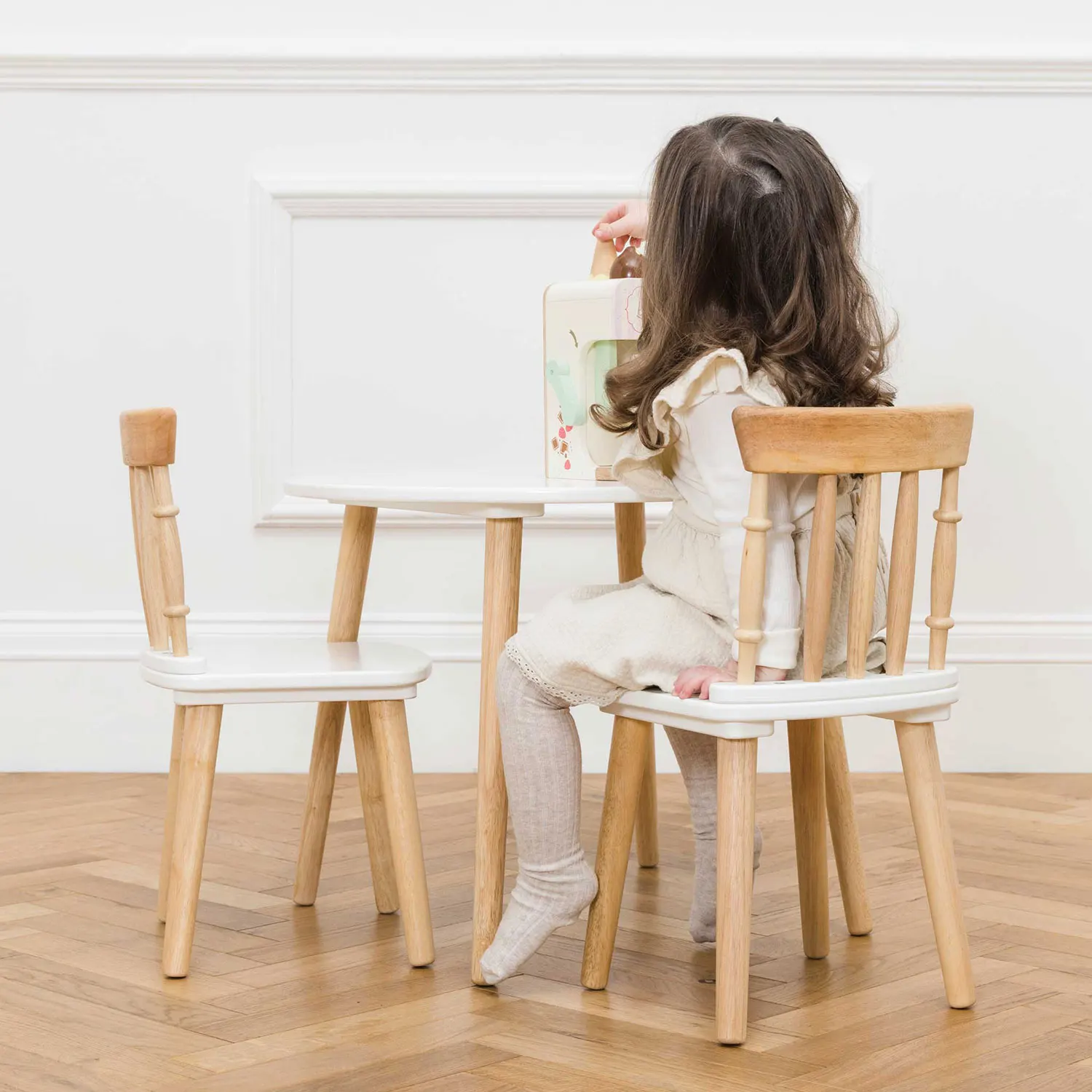 Tisch & zwei Stühle (Kindermöbel) /Childrens Wooden Table and Chairs-Le Toy Van (LTV)