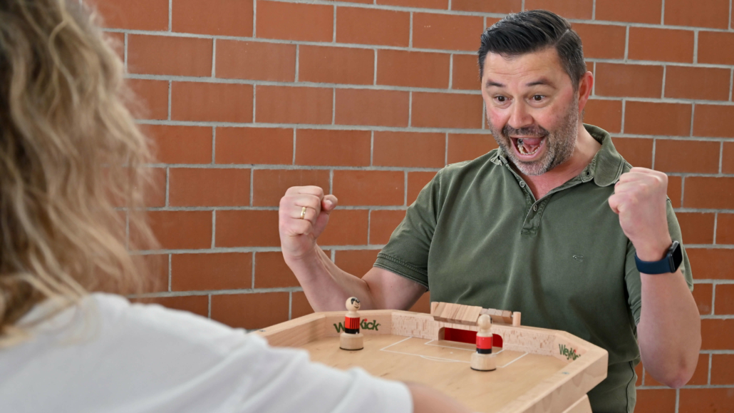 WeyKick Stadion 7500 - 4 Fußballspieler und 2 Bälle-WeyKick