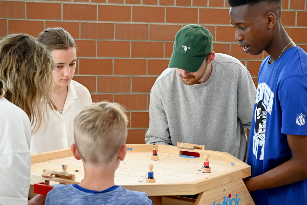 WeyKick on Ice Arena 8700 - 6 Eishockeyspielern, 4 Pucks und 1 Flakon Puder-WeyKick