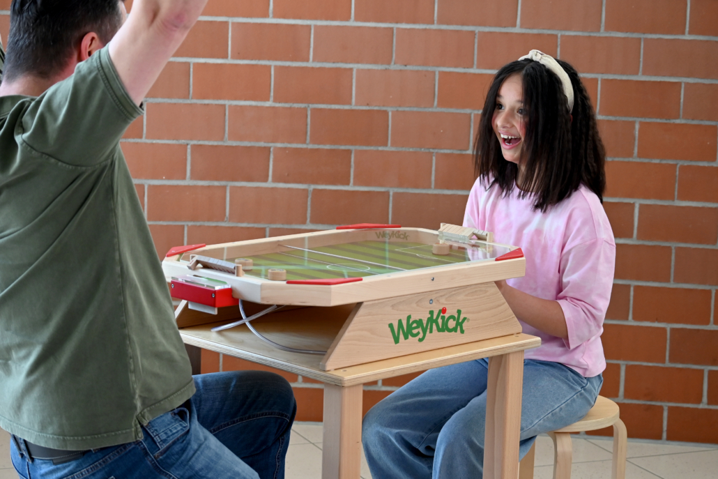 WeyKick Stadion Fix 7500 A - grüne Spielfläche, 4 Fußballspieler und 1 Ball-WeyKick