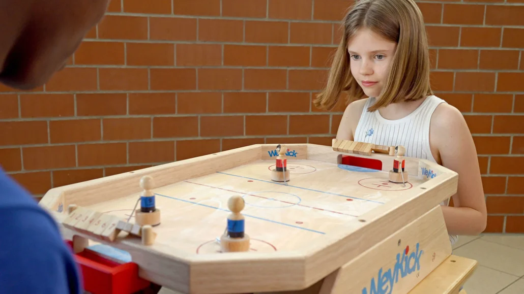 WeyKick on Ice Stadion 8500 - 4 Eishockeyspielern, 4 Pucks und 1 Flakon Puder-WeyKick