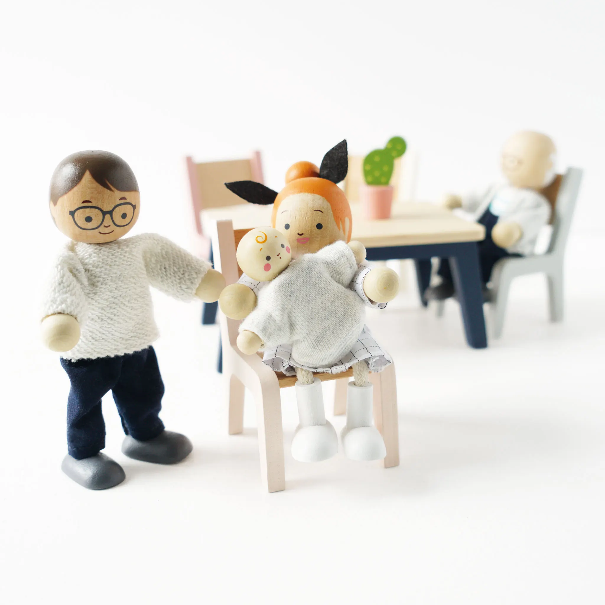 Meine Familie / Dolls House Family - 7 Piece (New Look)-Le Toy Van (LTV)