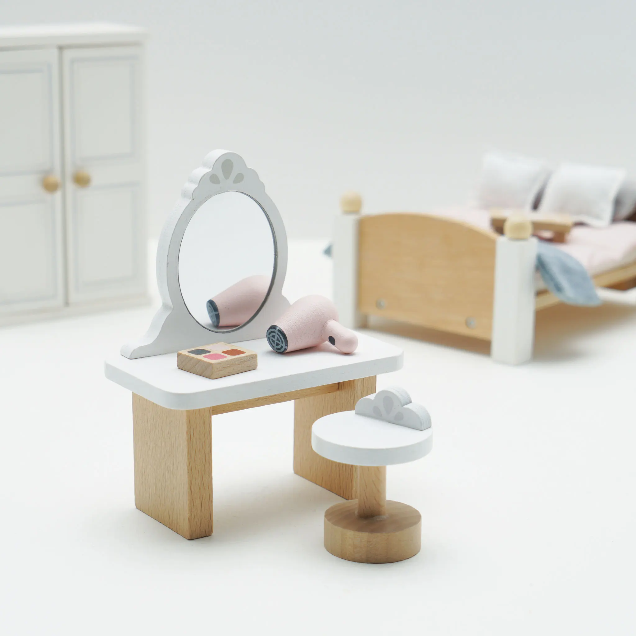 Daisylane Schlafzimmer / Wooden Dolls house Bedroom (New Look)-Le Toy Van (LTV)