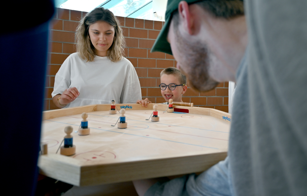 WeyKick on Ice Arena 8700 - 6 Eishockeyspielern, 4 Pucks und 1 Flakon Puder-WeyKick