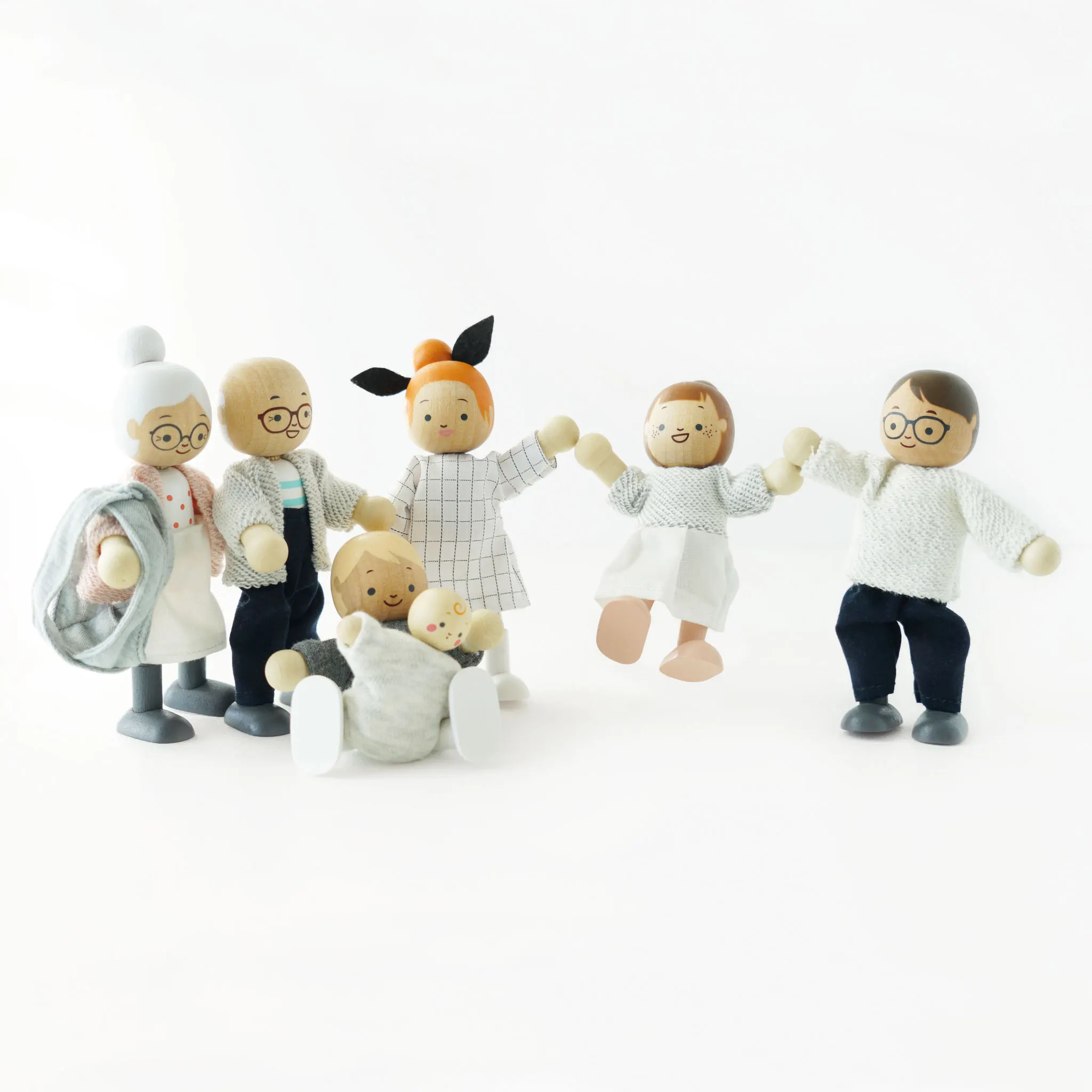 Meine Familie / Dolls House Family - 7 Piece (New Look)-Le Toy Van (LTV)