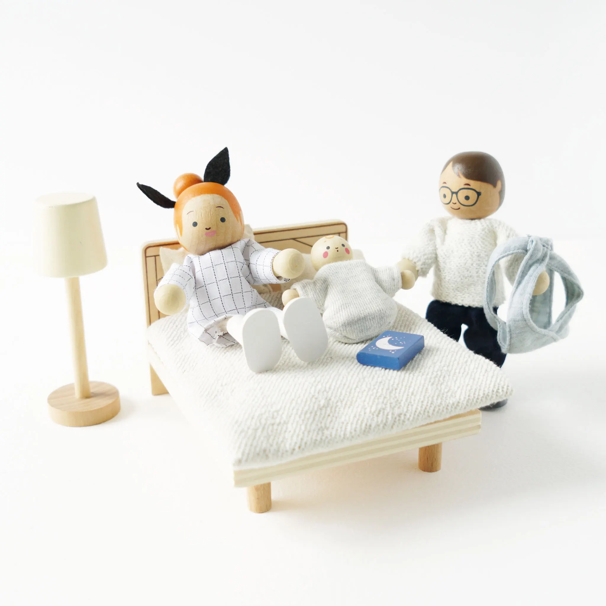 Meine Familie / Dolls House Family - 7 Piece (New Look)-Le Toy Van (LTV)