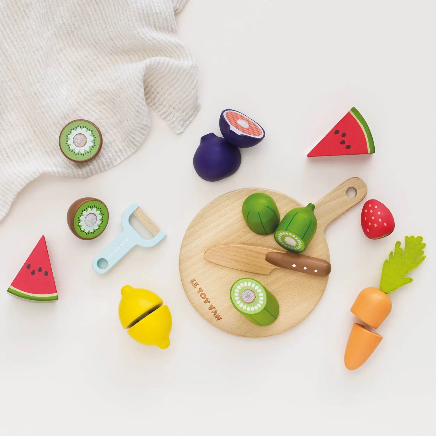 Schneidebrett mit Superfood / Wooden Chopping Board & Sliceable Play Food-Le Toy Van (LTV)