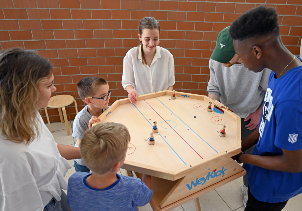WeyKick on Ice Arena 8700 - 6 Eishockeyspielern, 4 Pucks und 1 Flakon Puder-WeyKick