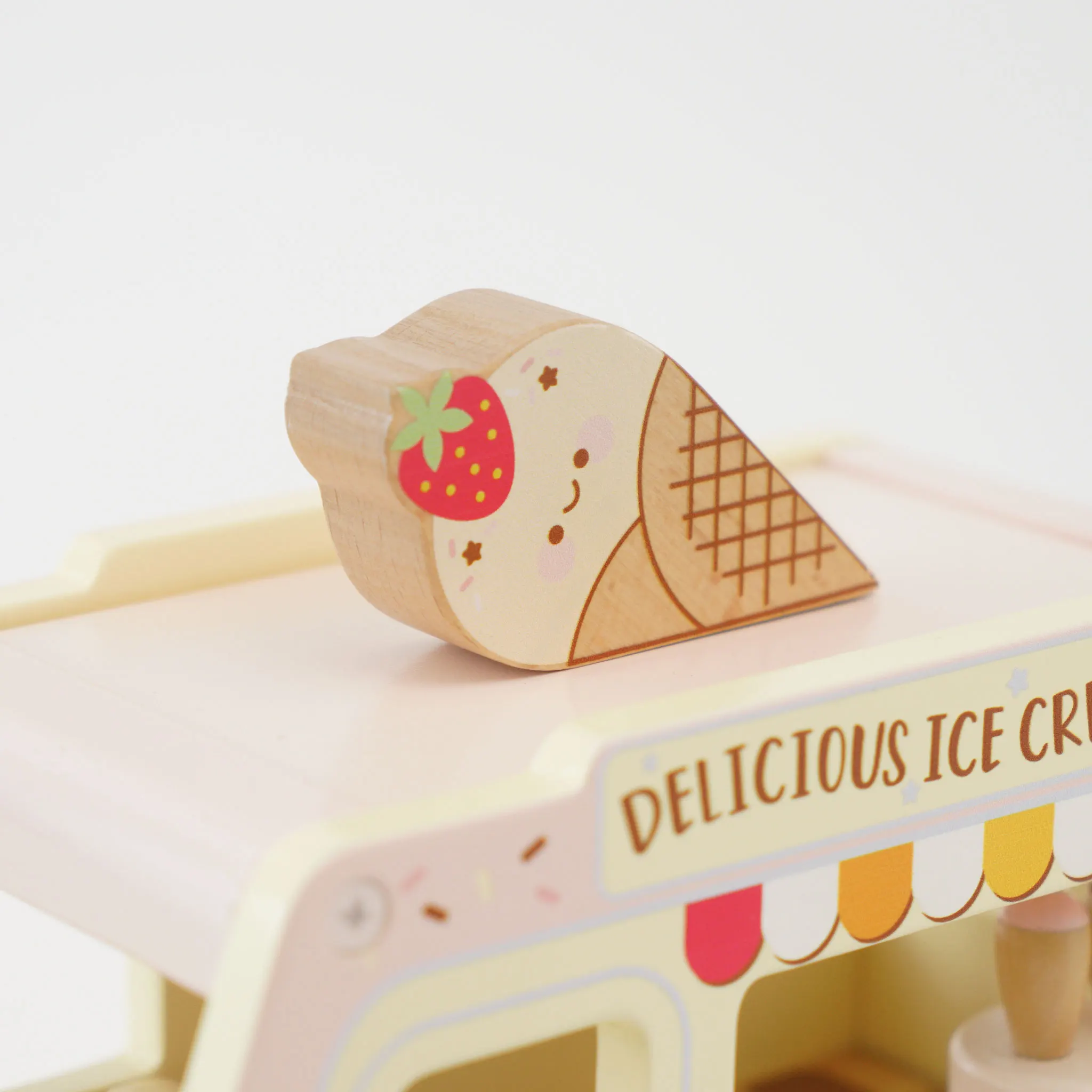 Eiscremewagen / Wooden Ice Cream Van (New Look)-Le Toy Van (LTV)