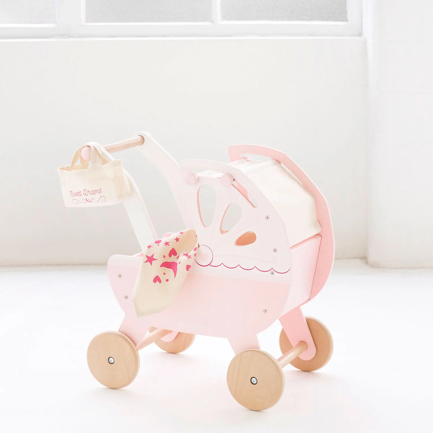 Sweet Dreams Puppenwagen / Retro Wooden Doll Pram-Le Toy Van (LTV)