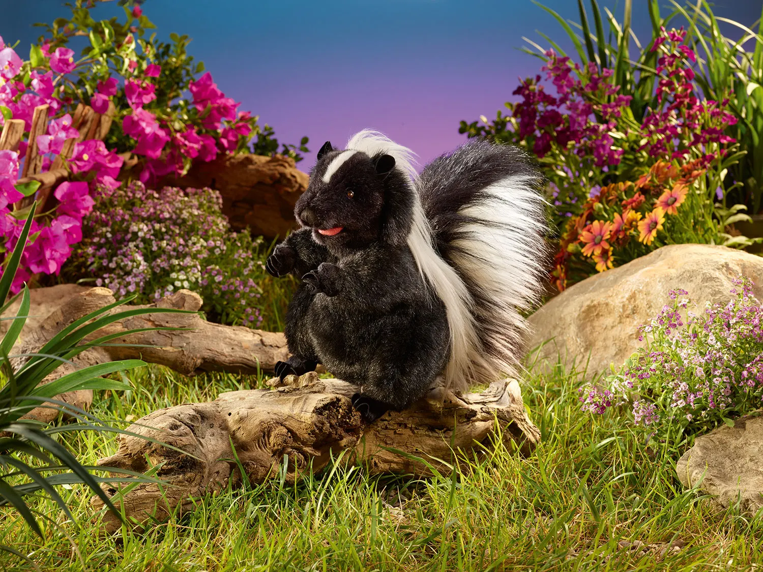 Standing Skunk / Stehendes Stinktier-Folkmanis® Handpuppen