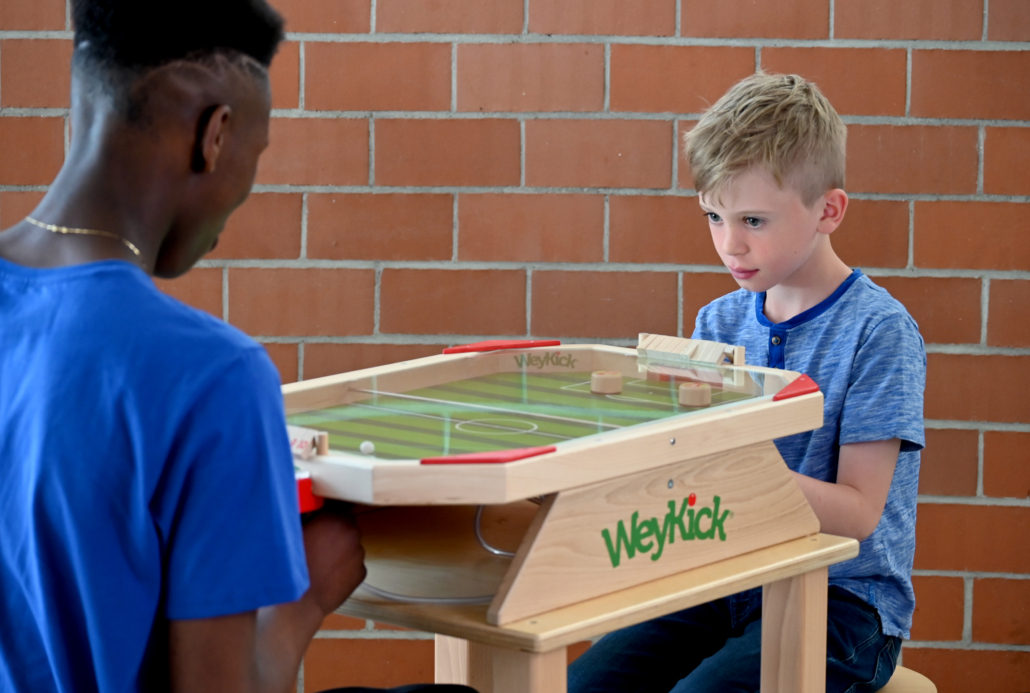 WeyKick Stadion Fix 7500 A - grüne Spielfläche, 4 Fußballspieler und 1 Ball-WeyKick