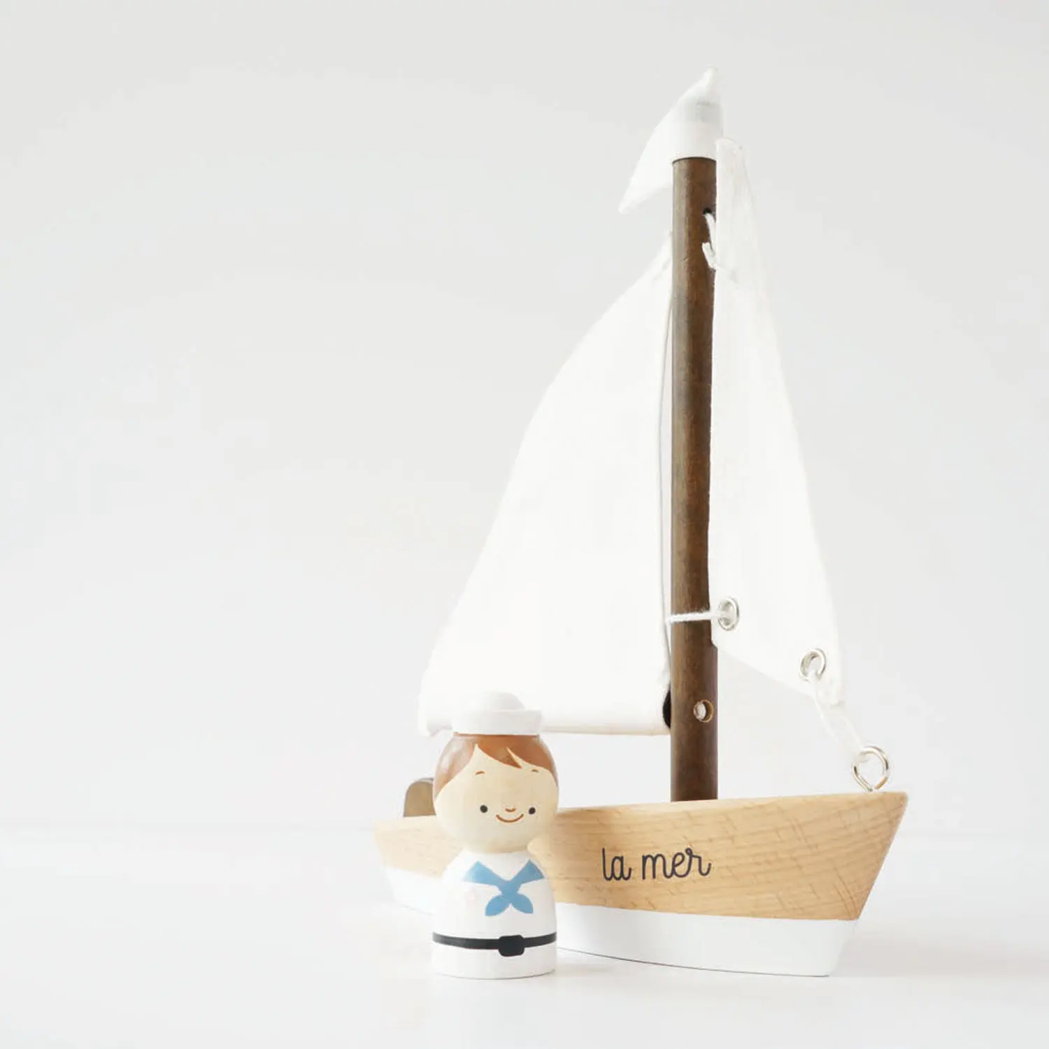 Segelboot aus Holz / Wooden Sailing Boat & Captain-Le Toy Van (LTV)