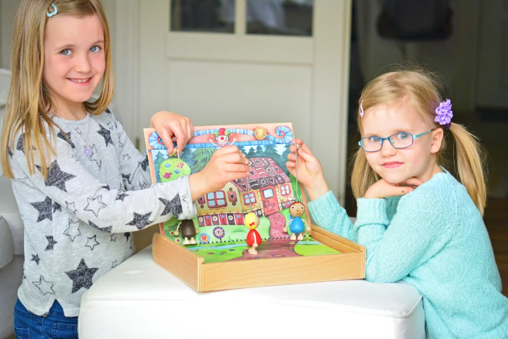 Das kleine Buchtheater 245 - Geschichtenbuch, 12 Bühnenbilder, 7 Holzfiguren-WeyKick