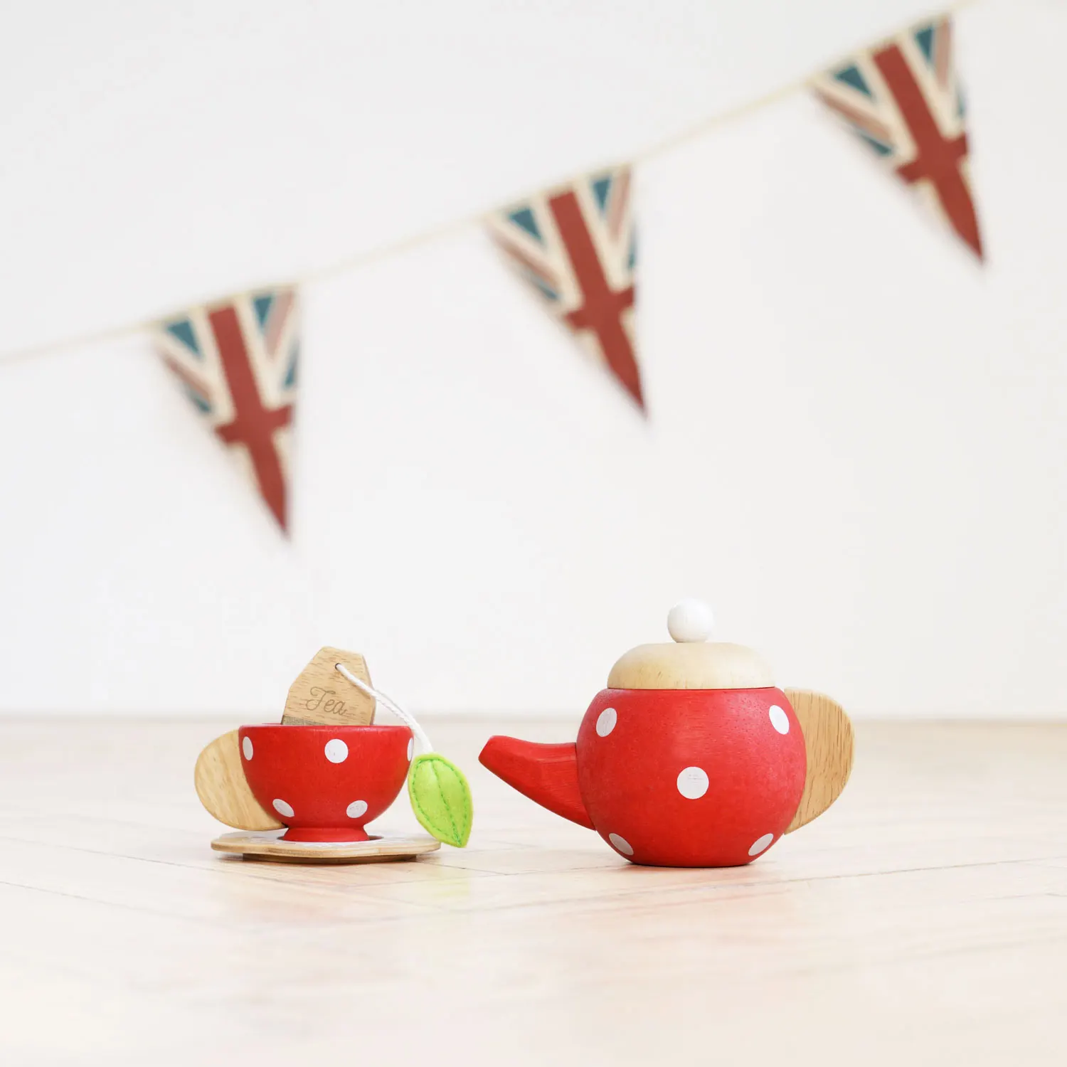 Tee-Set & Tablett / Tea Set & Tray-Le Toy Van (LTV)