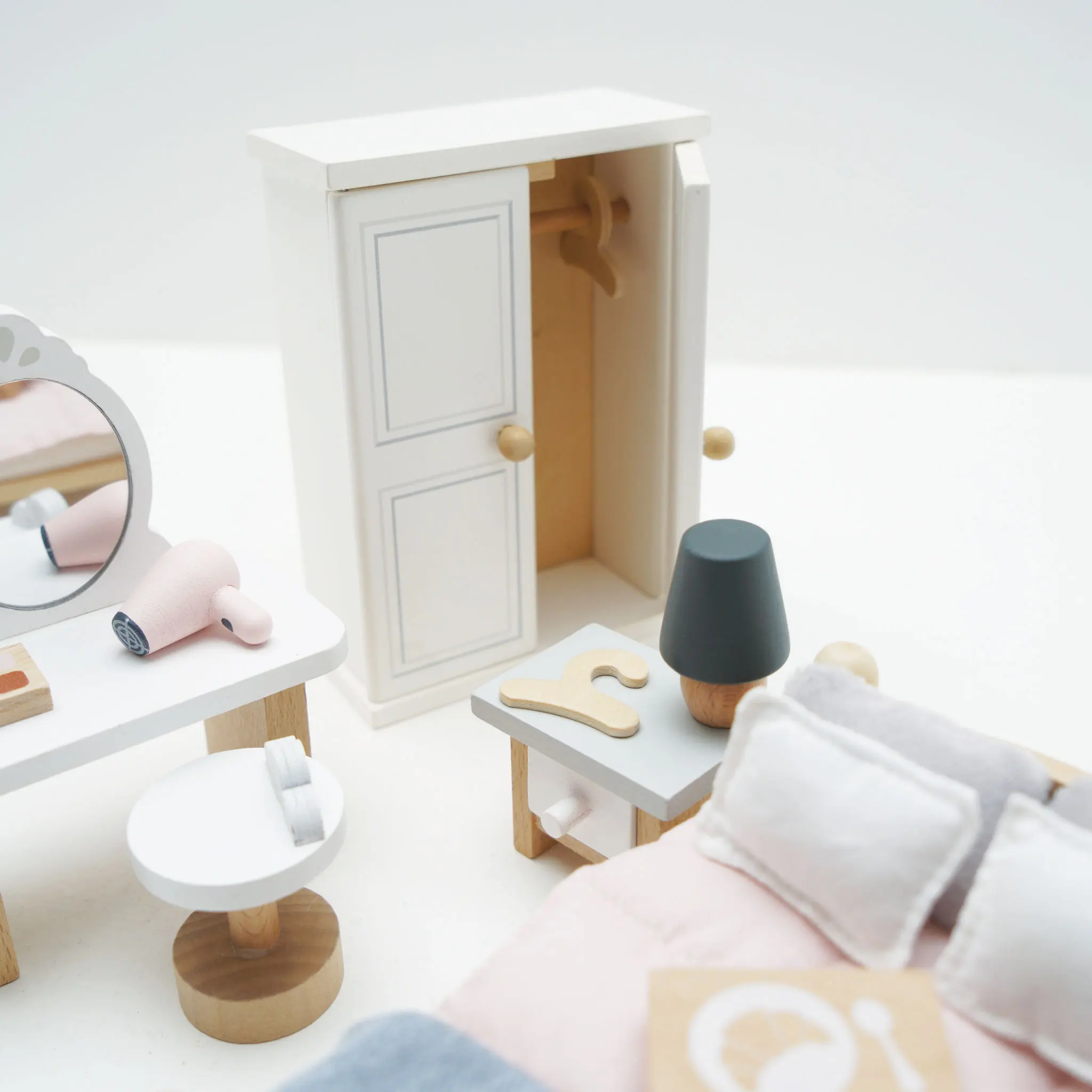 Daisylane Schlafzimmer / Wooden Dolls house Bedroom (New Look)-Le Toy Van (LTV)
