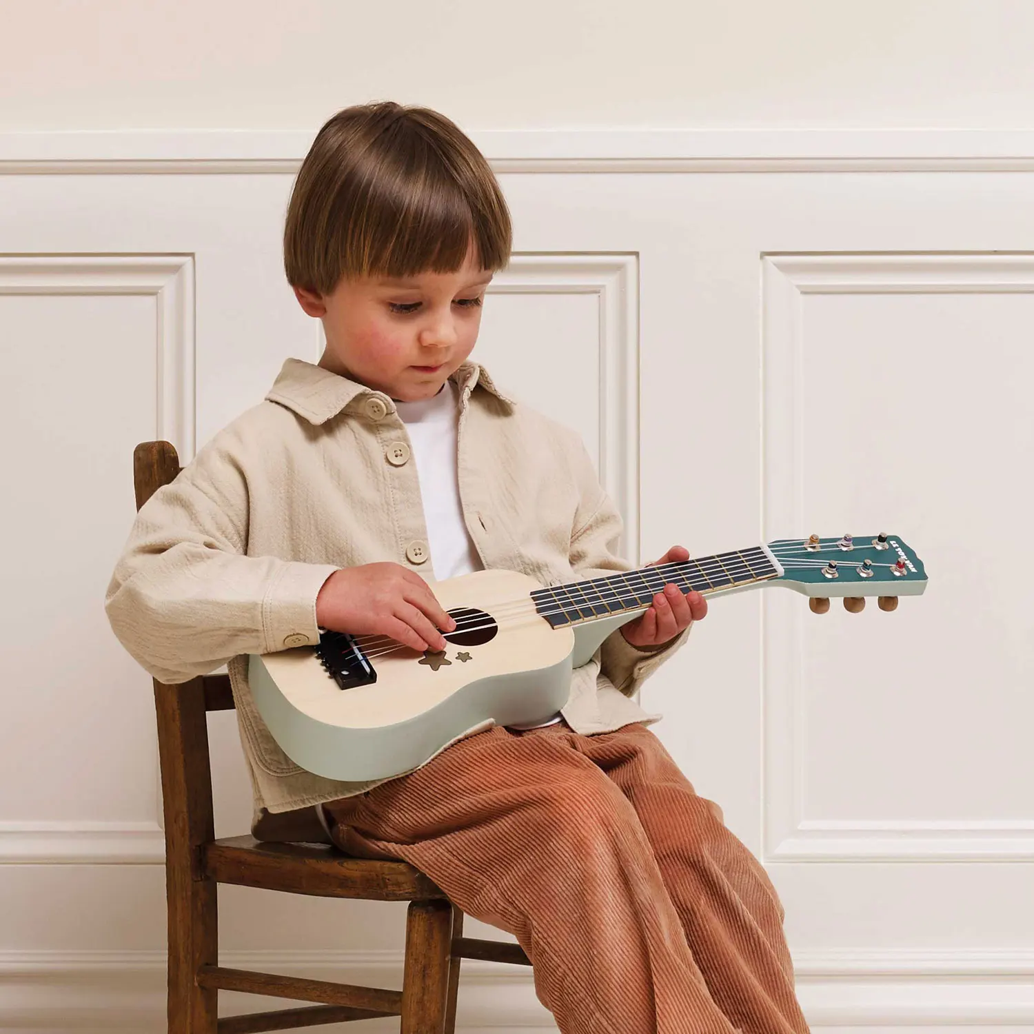 Spielzeuggitarre aus Holz / Wooden Guitar Play Instrument