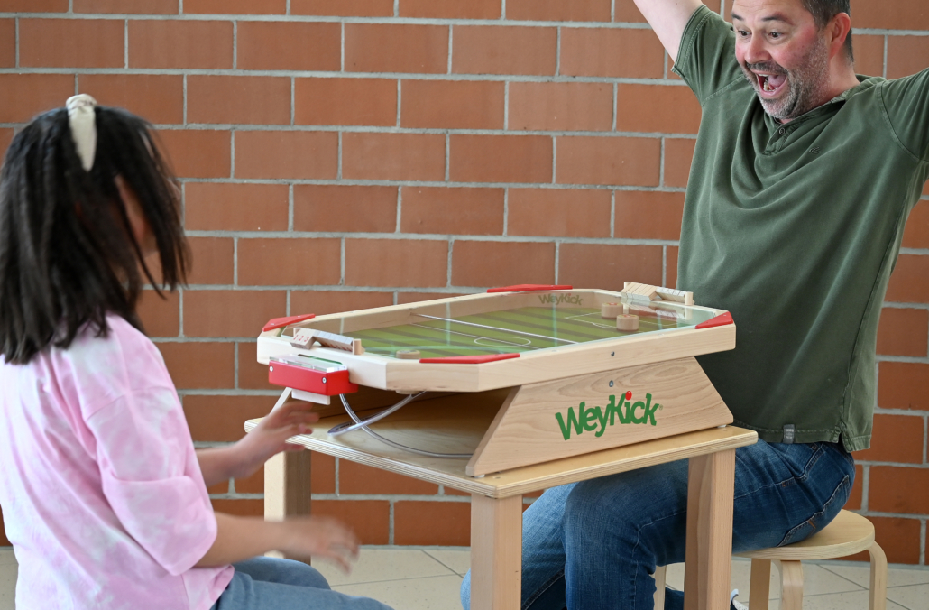 WeyKick Stadion Fix 7500 A - grüne Spielfläche, 4 Fußballspieler und 1 Ball-WeyKick