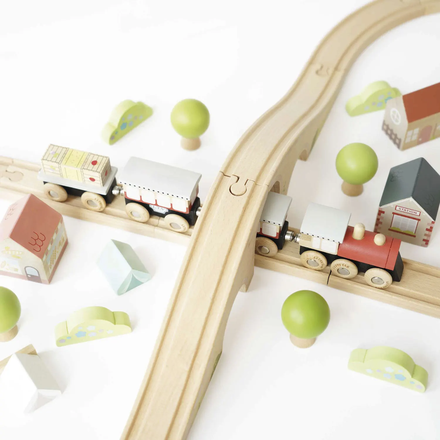 Eisenbahn Set liegende 8 TV702 / Train Set  Figure of 8-Le Toy Van (LTV)