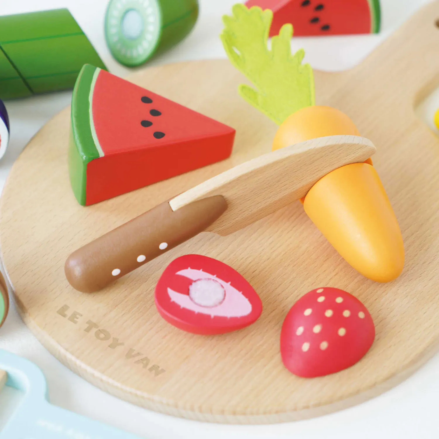 Schneidebrett mit Superfood / Wooden Chopping Board & Sliceable Play Food-Le Toy Van (LTV)